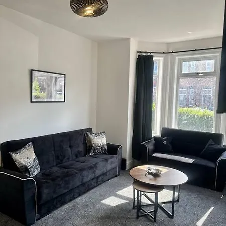 Large Five Bedroom Home With Parking, Sleeps 11!-3