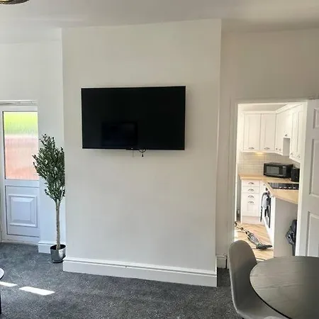 Large Five Bedroom Home With Parking, Sleeps 11!-2